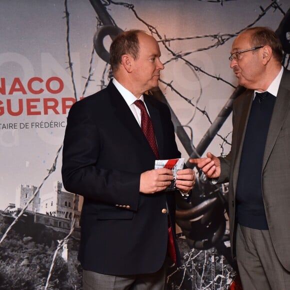 Le prince Albert II de Monaco avec Frédéric Laurent lors de la présentation au théâtre Princesse Grace le 1 mars 2018 du film documentaire "Monaco et la Guerre", réalisé par Frédéric Laurent. Un document qui a nécessité trois ans de travail et inclut les témoignages d'une trentaine de Monégasques. Ce film documentaire sera diffusé sur la chaine de Monaco Info. © Bruno Bebert / Pool retreint Monaco / Bestimage-Crystal