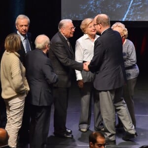 Le prince Albert II de Monaco réuni sur scène avec les témoins lors de la présentation au théâtre Princesse Grace le 1 mars 2018 du film documentaire "Monaco et la Guerre", réalisé par Frédéric Laurent. Un document qui a nécessité trois ans de travail et inclut les témoignages d'une trentaine de Monégasques. Ce film documentaire sera diffusé sur la chaine de Monaco Info. © Bruno Bebert / Pool retreint Monaco / Bestimage-Crystal