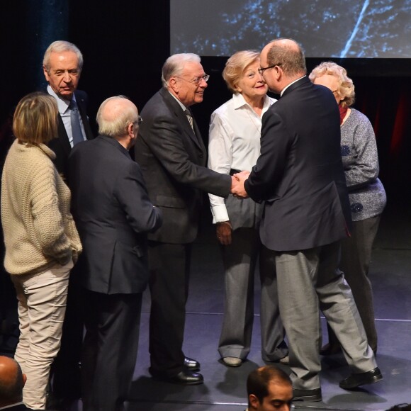Le prince Albert II de Monaco réuni sur scène avec les témoins lors de la présentation au théâtre Princesse Grace le 1 mars 2018 du film documentaire "Monaco et la Guerre", réalisé par Frédéric Laurent. Un document qui a nécessité trois ans de travail et inclut les témoignages d'une trentaine de Monégasques. Ce film documentaire sera diffusé sur la chaine de Monaco Info. © Bruno Bebert / Pool retreint Monaco / Bestimage-Crystal