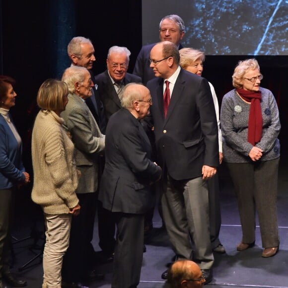 Le prince Albert II de Monaco réuni sur scène avec les témoins lors de la présentation au théâtre Princesse Grace le 1 mars 2018 du film documentaire "Monaco et la Guerre", réalisé par Frédéric Laurent. Un document qui a nécessité trois ans de travail et inclut les témoignages d'une trentaine de Monégasques. Ce film documentaire sera diffusé sur la chaine de Monaco Info. © Bruno Bebert / Pool retreint Monaco / Bestimage-Crystal