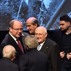 Le prince Albert II de Monaco réuni sur scène avec les témoins lors de la présentation au théâtre Princesse Grace le 1 mars 2018 du film documentaire "Monaco et la Guerre", réalisé par Frédéric Laurent. Un document qui a nécessité trois ans de travail et inclut les témoignages d'une trentaine de Monégasques. Ce film documentaire sera diffusé sur la chaine de Monaco Info. © Bruno Bebert / Pool retreint Monaco / Bestimage-Crystal