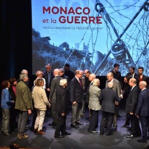 Le prince Albert II de Monaco réuni sur scène avec les témoins lors de la présentation au théâtre Princesse Grace le 1 mars 2018 du film documentaire "Monaco et la Guerre", réalisé par Frédéric Laurent. Un document qui a nécessité trois ans de travail et inclut les témoignages d'une trentaine de Monégasques. Ce film documentaire sera diffusé sur la chaine de Monaco Info. © Bruno Bebert / Pool retreint Monaco / Bestimage-Crystal