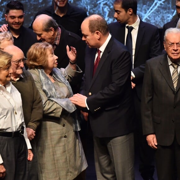 Le prince Albert II de Monaco réuni sur scène avec les témoins lors de la présentation au théâtre Princesse Grace le 1 mars 2018 du film documentaire "Monaco et la Guerre", réalisé par Frédéric Laurent. Un document qui a nécessité trois ans de travail et inclut les témoignages d'une trentaine de Monégasques. Ce film documentaire sera diffusé sur la chaine de Monaco Info. © Bruno Bebert / Pool retreint Monaco / Bestimage-Crystal