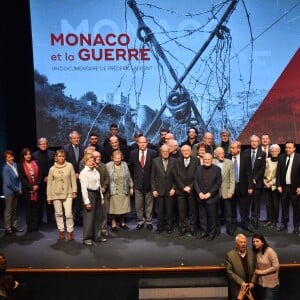 Le prince Albert II de Monaco réuni sur scène avec les témoins lors de la présentation au théâtre Princesse Grace le 1 mars 2018 du film documentaire "Monaco et la Guerre", réalisé par Frédéric Laurent. Un document qui a nécessité trois ans de travail et inclut les témoignages d'une trentaine de Monégasques. Ce film documentaire sera diffusé sur la chaine de Monaco Info. © Bruno Bebert / Pool retreint Monaco / Bestimage-Crystal