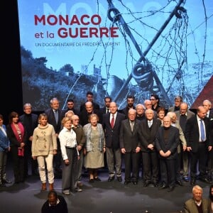 Le prince Albert II de Monaco réuni sur scène avec les témoins lors de la présentation au théâtre Princesse Grace le 1 mars 2018 du film documentaire "Monaco et la Guerre", réalisé par Frédéric Laurent. Un document qui a nécessité trois ans de travail et inclut les témoignages d'une trentaine de Monégasques. Ce film documentaire sera diffusé sur la chaine de Monaco Info. © Bruno Bebert / Pool retreint Monaco / Bestimage-Crystal