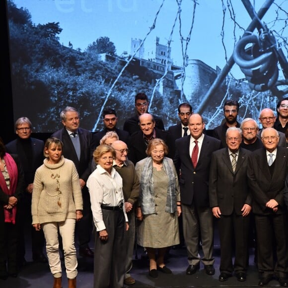 Le prince Albert II de Monaco réuni sur scène avec les témoins lors de la présentation au théâtre Princesse Grace le 1 mars 2018 du film documentaire "Monaco et la Guerre", réalisé par Frédéric Laurent. Un document qui a nécessité trois ans de travail et inclut les témoignages d'une trentaine de Monégasques. Ce film documentaire sera diffusé sur la chaine de Monaco Info. © Bruno Bebert / Pool retreint Monaco / Bestimage-Crystal