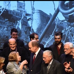 Le prince Albert II de Monaco réuni sur scène avec les témoins lors de la présentation au théâtre Princesse Grace le 1 mars 2018 du film documentaire "Monaco et la Guerre", réalisé par Frédéric Laurent. Un document qui a nécessité trois ans de travail et inclut les témoignages d'une trentaine de Monégasques. Ce film documentaire sera diffusé sur la chaine de Monaco Info. © Bruno Bebert / Pool retreint Monaco / Bestimage-Crystal