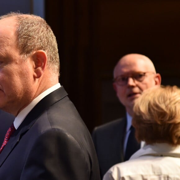 Le prince Albert II de Monaco a rencontré des témoins et leurs proches lors de la présentation au théâtre Princesse Grace le 1 mars 2018 du film documentaire "Monaco et la Guerre", réalisé par Frédéric Laurent. Un document qui a nécessité trois ans de travail et inclut les témoignages d'une trentaine de Monégasques. Ce film documentaire sera diffusé sur la chaine de Monaco Info. © Bruno Bebert / Pool retreint Monaco / Bestimage-Crystal