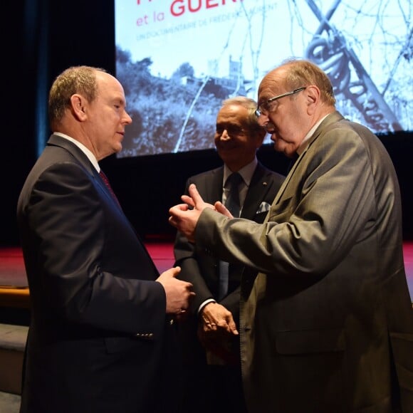 Le prince Albert II de Monaco a rencontré des témoins et leurs proches lors de la présentation au théâtre Princesse Grace le 1 mars 2018 du film documentaire "Monaco et la Guerre", réalisé par Frédéric Laurent. Un document qui a nécessité trois ans de travail et inclut les témoignages d'une trentaine de Monégasques. Ce film documentaire sera diffusé sur la chaine de Monaco Info. © Bruno Bebert / Pool retreint Monaco / Bestimage-Crystal