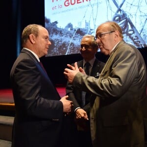 Le prince Albert II de Monaco a rencontré des témoins et leurs proches lors de la présentation au théâtre Princesse Grace le 1 mars 2018 du film documentaire "Monaco et la Guerre", réalisé par Frédéric Laurent. Un document qui a nécessité trois ans de travail et inclut les témoignages d'une trentaine de Monégasques. Ce film documentaire sera diffusé sur la chaine de Monaco Info. © Bruno Bebert / Pool retreint Monaco / Bestimage-Crystal