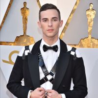 Oscars 2018 : Adam Rippon pose avec un accessoire sexuel sur le tapis rouge