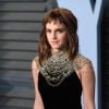 Emma Watson (avec un tatouage Times Up, sans apostrophe) lors de la Vanity Fair Oscar Party à Beverly Hills, Los Angeles, le 4 mars 2018.