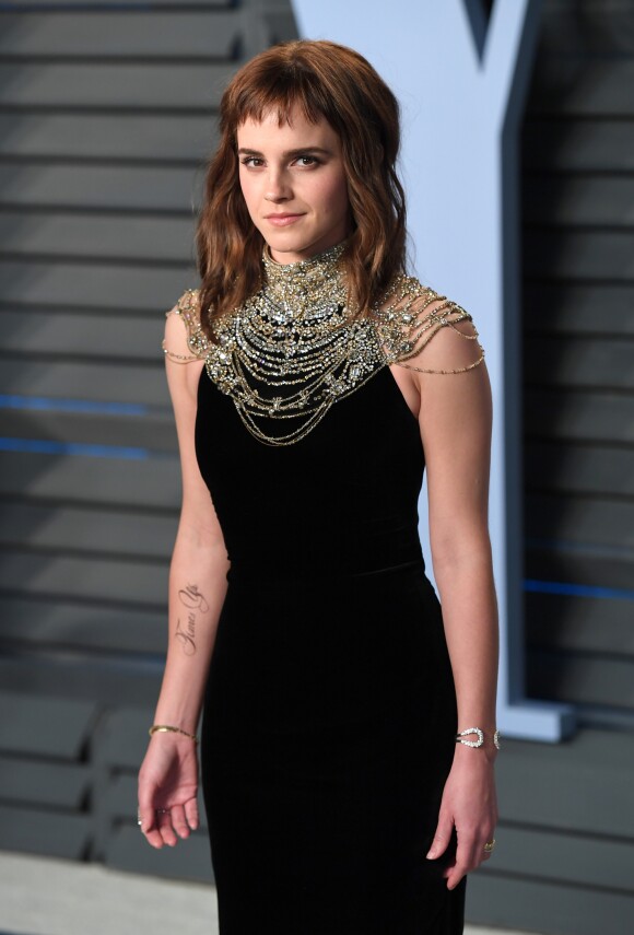 Emma Watson (avec un tatouage Times Up, sans apostrophe) lors de la Vanity Fair Oscar Party à Beverly Hills, Los Angeles, le 4 mars 2018.
