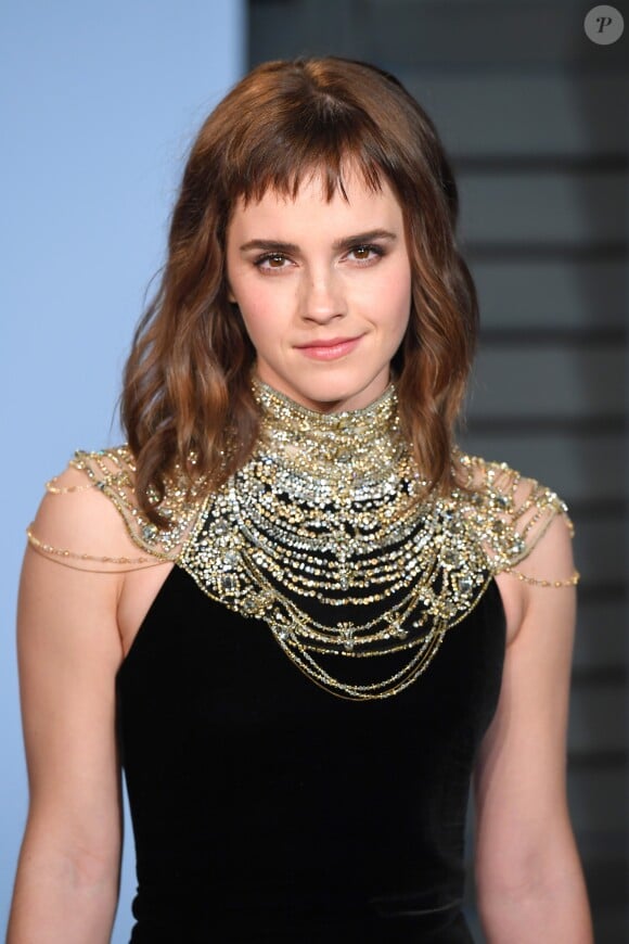 Emma Watson (avec un tatouage Times Up, sans apostrophe) lors de la Vanity Fair Oscar Party à Beverly Hills, Los Angeles, le 4 mars 2018.