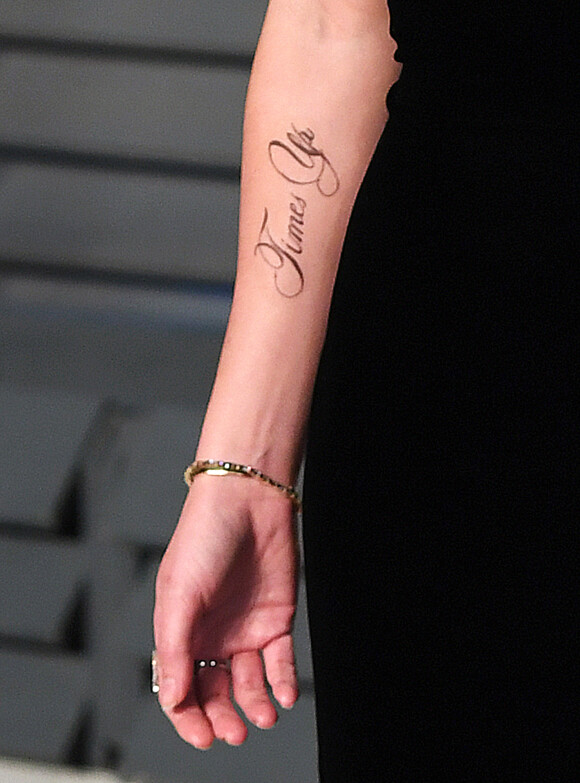 Emma Watson (avec un tatouage Times Up, sans apostrophe) lors de la Vanity Fair Oscar Party à Beverly Hills, Los Angeles, le 4 mars 2018.