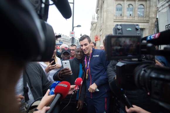 Pierre-Ambroise Bosse arrive Gare du Nord à Paris le 12 août 2017 après son titre de champion du monde du 800m à Londres.