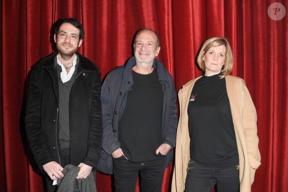 Gérard Miller avec son fils Jonathan et guest lors de la représentation de la pièce "Les Monologues du Vagin" à Bobino. Paris, le 7 mars 2018. © Guirec Coadic/Bestimage