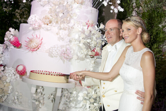 Albert et Charlene de Monaco découpent leur gâteau de mariage, le 2 juillet 2011.