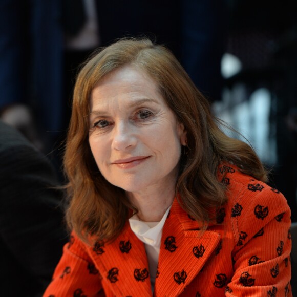 Exclusif - Isabelle Huppert (Invitée d'honneur et "Prix Femme de l'année 2018" Clarins) - Déjeuner du Chinese Business Club pour la journée internationale des droits des femmes au Pavillon Cambon à Paris, le 8 mars 2018. © Rachid Bellak/Bestimage