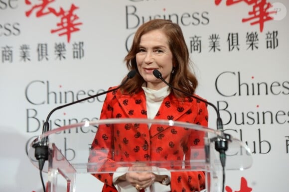Exclusif - Isabelle Huppert (Invitée d'honneur et "Prix Femme de l'année 2018" Clarins) - Déjeuner du Chinese Business Club pour la journée internationale des droits des femmes au Pavillon Cambon à Paris, le 8 mars 2018. © Rachid Bellak/Bestimage
