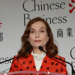 Exclusif - Isabelle Huppert (Invitée d'honneur et "Prix Femme de l'année 2018" Clarins) - Déjeuner du Chinese Business Club pour la journée internationale des droits des femmes au Pavillon Cambon à Paris, le 8 mars 2018. © Rachid Bellak/Bestimage