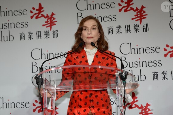 Exclusif - Isabelle Huppert (Invitée d'honneur et "Prix Femme de l'année 2018" Clarins) - Déjeuner du Chinese Business Club pour la journée internationale des droits des femmes au Pavillon Cambon à Paris, le 8 mars 2018. © Rachid Bellak/Bestimage