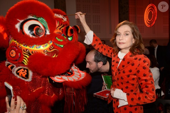 Exclusif - Isabelle Huppert (Invitée d'honneur et "Prix Femme de l'année 2018" Clarins) - Déjeuner du Chinese Business Club pour la journée internationale des droits des femmes au Pavillon Cambon à Paris, le 8 mars 2018. © Rachid Bellak/Bestimage