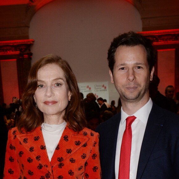 Harold Parisot, président du Chinese Business Club et Isabelle Huppert (Invitée d'honneur et "Prix Femme de l'année 2018" Clarins) - Photocall du déjeuner du Chinese Business Club pour la journée internationale des droits des femmes au Pavillon Cambon à Paris, le 8 mars 2018. © Rachid Bellak/Bestimage