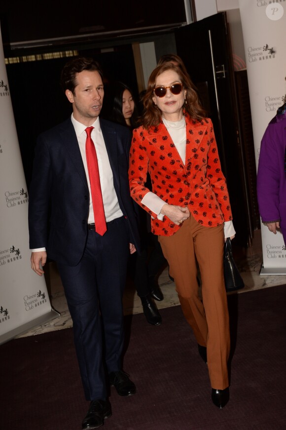 Harold Parisot, président du Chinese Business Club et Isabelle Huppert (Invitée d'honneur et "Prix Femme de l'année 2018" Clarins) - Photocall du déjeuner du Chinese Business Club pour la journée internationale des droits des femmes au Pavillon Cambon à Paris, le 8 mars 2018. © Rachid Bellak/Bestimage