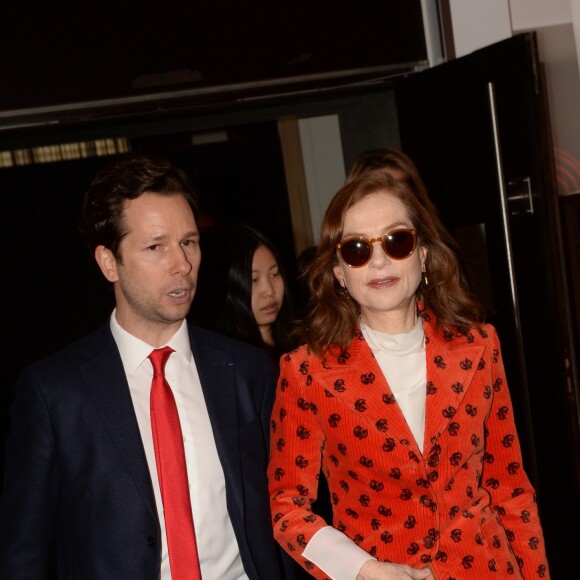 Harold Parisot, président du Chinese Business Club et Isabelle Huppert (Invitée d'honneur et "Prix Femme de l'année 2018" Clarins) - Photocall du déjeuner du Chinese Business Club pour la journée internationale des droits des femmes au Pavillon Cambon à Paris, le 8 mars 2018. © Rachid Bellak/Bestimage