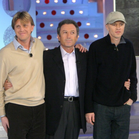 Michel Drucker reçoit les fils de Claude François, Claude François Jr et Marc, dans Vivement dimanche en 2004.