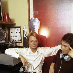 Claude François dans son hôtel particulier parisien avec son ami Michel Drucker, le 9 mars 1972.