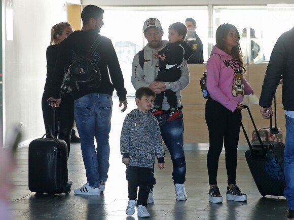 Lionel Messi, sa femme Antonella Roccuzzo (enceinte), leurs enfants Thiago et Mateo, Luis Suárez et sa femme Sofia Balbi rentrent de vacances de Rosario (Argentine) et arrivent en jet à l'aéroport de Barcelone, Espagne, le 2 janvier 2018.