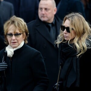 Nathalie Baye et Laura smet - Sorties de l'église de la Madeleine après les obsèques de Johnny Hallyday à Paris le 9 décembre 2017. © Veeren / Bestimage