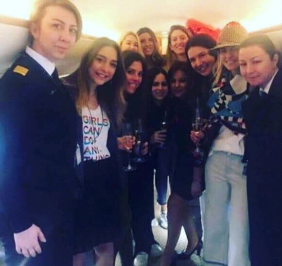Mina Basaran entourée de ses amies pour son enterrement de vie de jeune fille. Elle pose aussi avec les membres du jet qui s'est crashé. Instagram, mars 2018.
