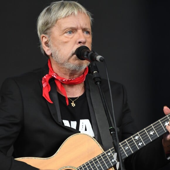 Renaud chante lors du 3ème jour de la Fête de l'Humanité à la Courneuve le 17 septembre 2017. 