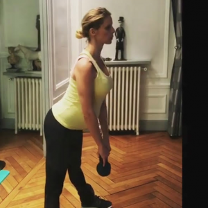 Sylvie Tellier, enceinte de son troisième enfant, est obligée de faire du sport avec des bouteilles de lait. Mars 2018.