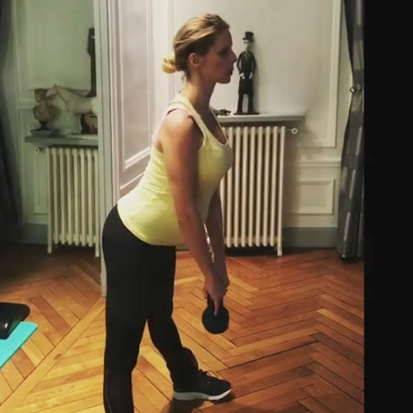 Sylvie Tellier, enceinte de son troisième enfant, est obligée de faire du sport avec des bouteilles de lait. Mars 2018.