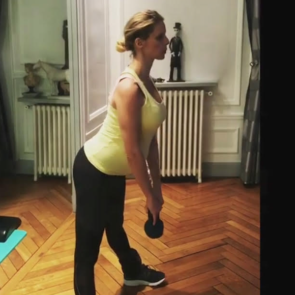 Sylvie Tellier, enceinte de son troisième enfant, en pleine séance de sport. Mars 2018.