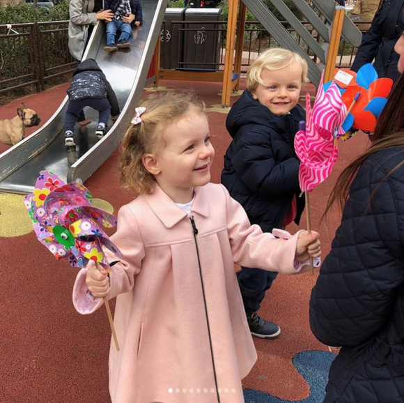 Gabriella et Jacques de Monaco dans une aire de jeux pour enfants. La princesse Charlene de Monaco a publié le 21 janvier 2018 sur son compte Instagram des photos de ses enfants le prince Jacques et la princesse Gabriella prises lors d'une "matinée fun" où ils ont joué au square et visité l'exposition Bugatti aux Terrasses de Fontvieille.