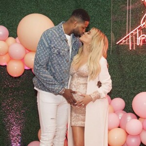 Tristan Thompson et Khloé Kardashian enceinte à leur baby-shower. Mars 2018.