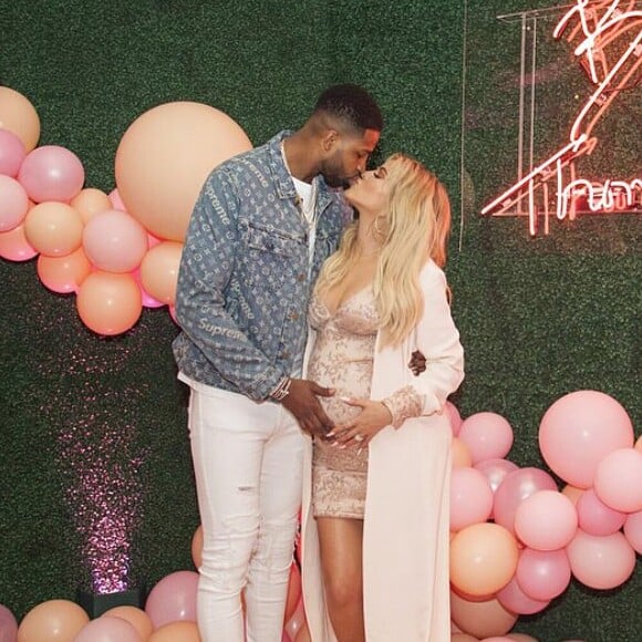 Tristan Thompson et Khloé Kardashian enceinte à leur baby-shower. Mars 2018.