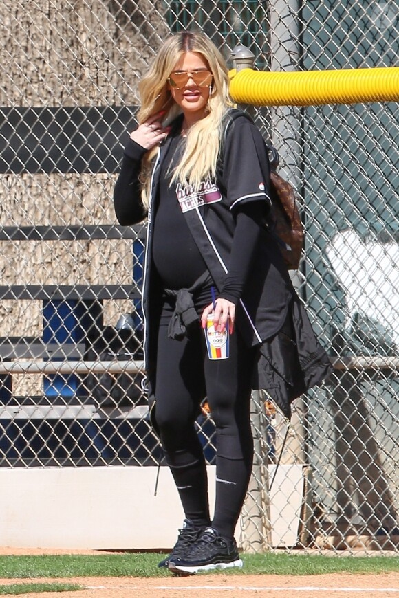 Khloe Kardashian enceinte à Calabasas, le 8 mars 2018.
