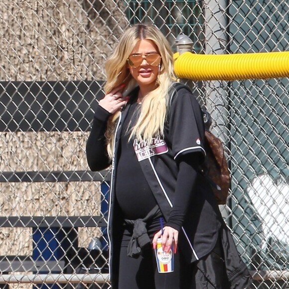 Khloe Kardashian enceinte à Calabasas, le 8 mars 2018.