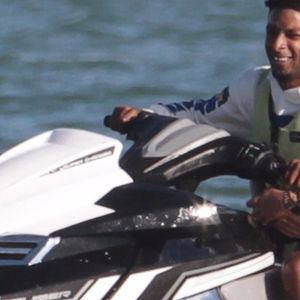 Amber Rose et son compagnon 21 Savage font du jet ski en amoureux après s'être câlinés et embrassés sur une plage à Miami, le 26 octobre 2017 