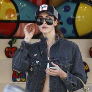 Nabilla et son compagnon Thomas Vergara font du shopping à Miami, le 15 mars 2018.