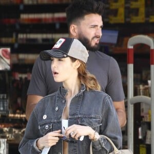 Nabilla Benattia et son futur mari Thomas Vergara font du shopping à Miami, le 15 mars 2018.