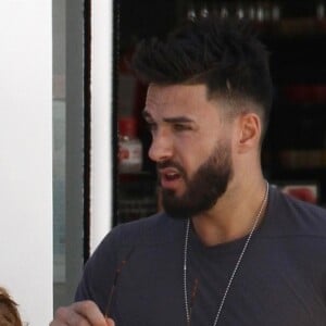 La très jolie Nabilla Benattia et son compagnon Thomas Vergara font du shopping à Miami, le 15 mars 2018.