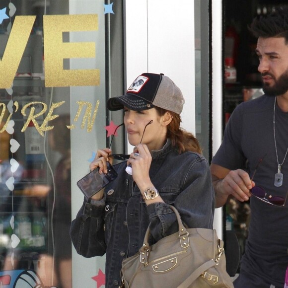 Nabilla Benattia et son compagnon Thomas Vergara font du shopping à Miami, le 15 mars 2018.