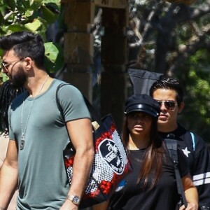 Nabilla Benattia et son compagnon Thomas Vergara se baladent en amoureux le long de la plage à Miami, le 13 mars 2018